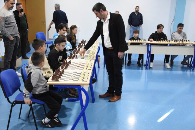 Brotnjo Open 2026: Vrsni šahovski majstori odigrali simultanku s mladim šahistima
