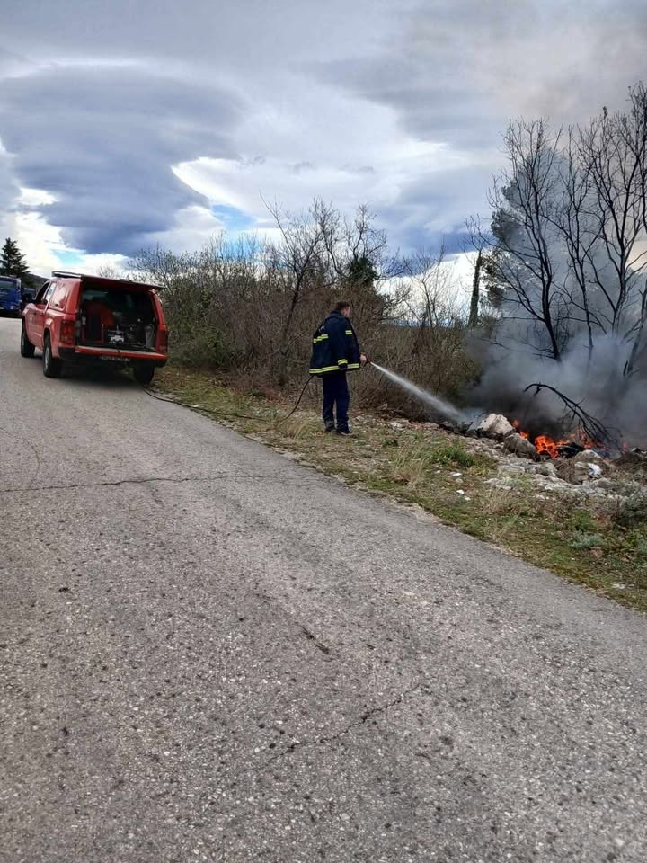 Čerin: Izbio požar, vatrogasci brzom intervencijom spriječili širenje