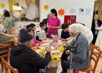 Radost i kreativnost pred Uskrs: Djeca iz vrtića “Stefano” u posjeti Domu za stare i iznemogle osobe “Ivan Pavao II”