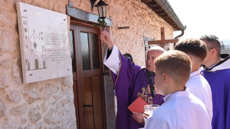 Gradnići: Blagoslovljena spomen ploča dvojici ubijenih fratara