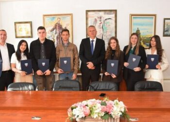 Općina Čitluk: Načelnik Radišić dobitnicima rektorovih i dekanovih nagrada uručio pohvalnice i prigodne darove