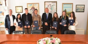 Općina Čitluk: Načelnik Radišić dobitnicima rektorovih i dekanovih nagrada uručio pohvalnice i prigodne darove