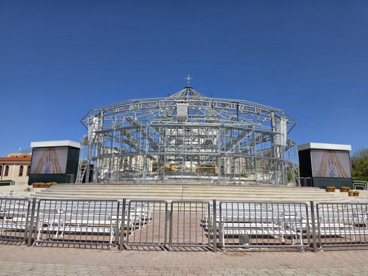 Radovi na vanjskom oltaru međugorske crkve