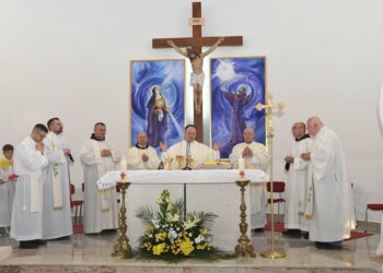 Biskup Petar Palić blagoslovio oltar i vitraje crkve u Donjoj Blatnici