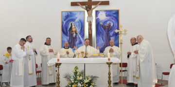 Biskup Petar Palić blagoslovio oltar i vitraje crkve u Donjoj Blatnici