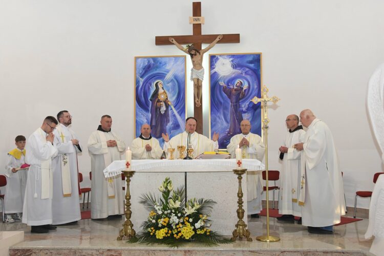 Biskup Petar Palić blagoslovio oltar i vitraje crkve u Donjoj Blatnici