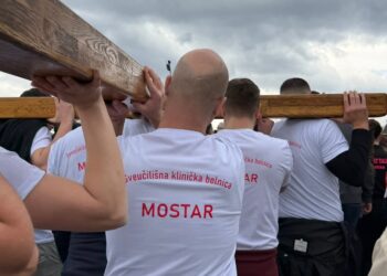 Djelatnici SKB Mostar sudjelovali u pobožnosti Križnog puta na brdu Hum