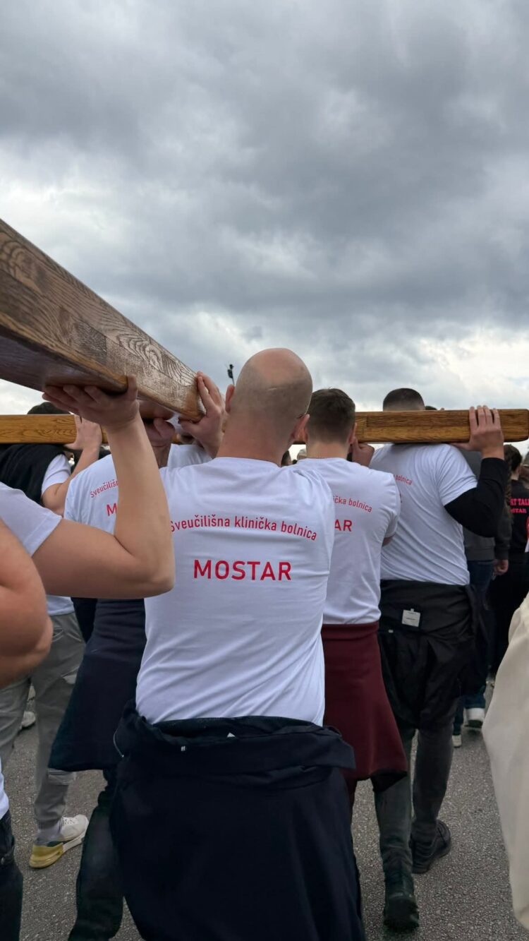 Djelatnici SKB Mostar sudjelovali u pobožnosti Križnog puta na brdu Hum