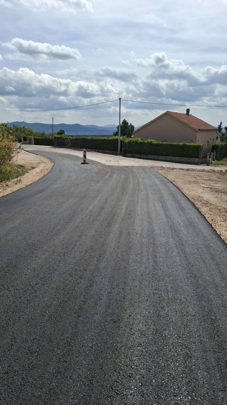 FOTO/VIDEO Završeni radovi: Cesta preko Garišta u potpunosti asfaltirana