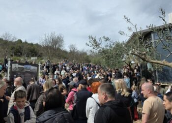 Veliki broj vjernika sudjelovao u pobožnosti Križnog puta na Križevcu