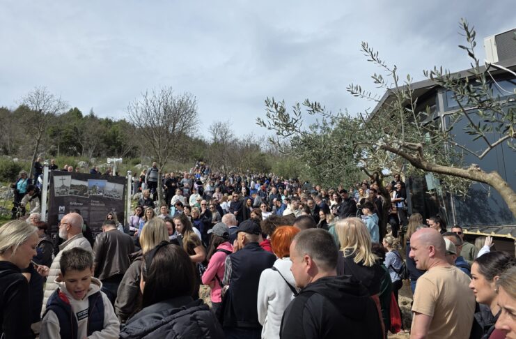 Veliki broj vjernika sudjelovao u pobožnosti Križnog puta na Križevcu