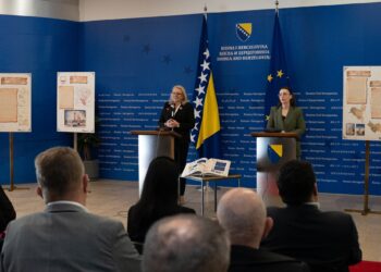 U Parlamentarnoj skupštini BiH otvorena izložba “Tragovima našega postojanja”