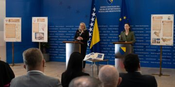 U Parlamentarnoj skupštini BiH otvorena izložba “Tragovima našega postojanja”