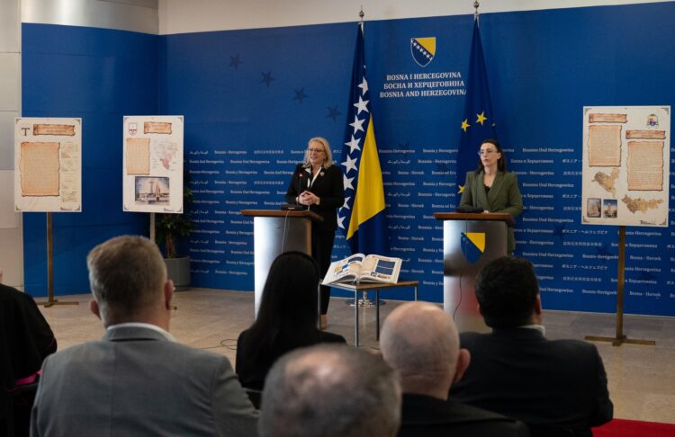 U Parlamentarnoj skupštini BiH otvorena izložba “Tragovima našega postojanja”