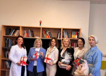 Toplina riječi za najmlađe: Alis Marić darivala knjige djeci na Klinici za dječje bolesti SKB Mostar