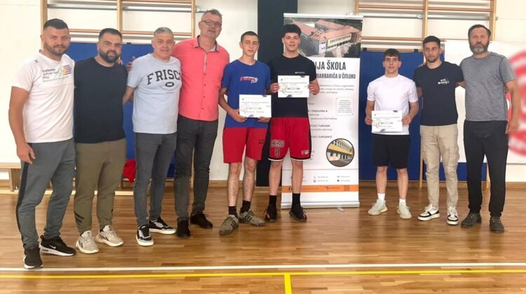 SŠ DR. FRA SLAVKA BARBARIĆA Odigrana završnica turnira u badmintonu i stolnom tenisu