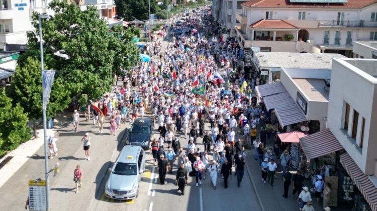 35. Hodnja mira: Tisuće hodočasnika molile za mir na molitvenom hodu od Humca do Međugorja