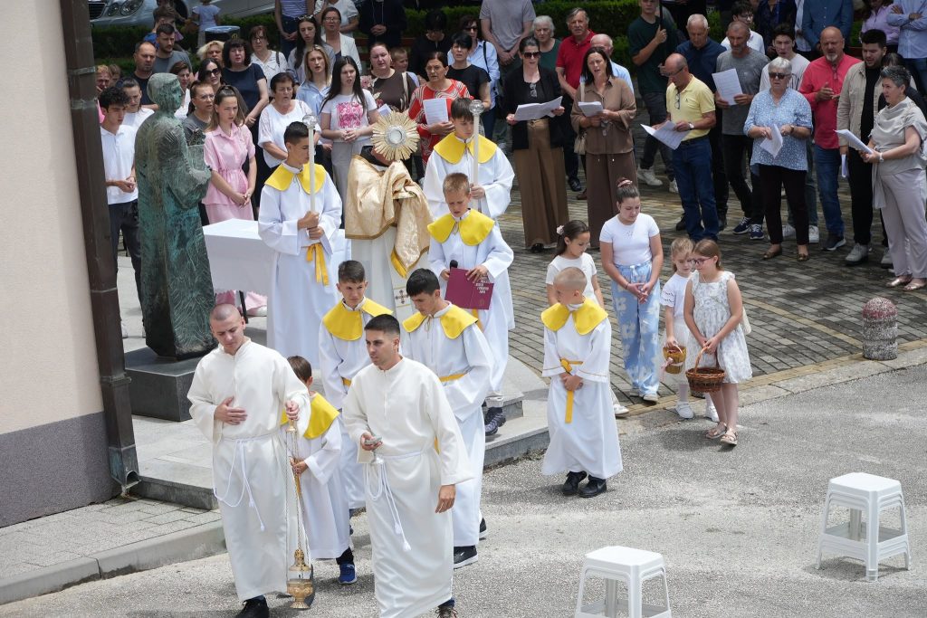 ŽUPA ČERIN Svetkovina Tijelova proslavljena procesijom i svečanim misnim slavljem u župnoj crkvi