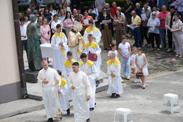 ŽUPA ČERIN Svetkovina Tijelova proslavljena procesijom i svečanim misnim slavljem u župnoj crkvi