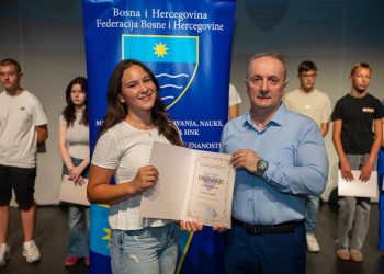 Lani Nakić uručeno priznanje kao učenici generacije Osnovne škole Čerin