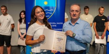 Lani Nakić uručeno priznanje kao učenici generacije Osnovne škole Čerin