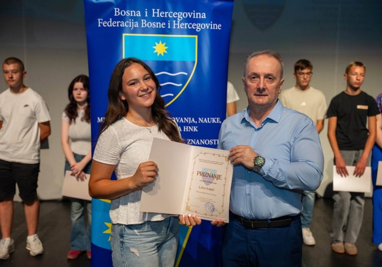 Lani Nakić uručeno priznanje kao učenici generacije Osnovne škole Čerin