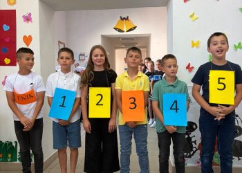 FOTO Majkama u čast, prvašićima za dobrodošlicu: Održana vesela i emotivna priredba u PŠ Blatnica