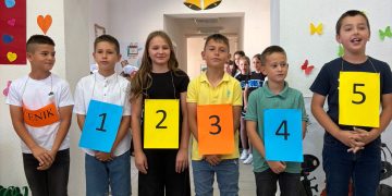 FOTO Majkama u čast, prvašićima za dobrodošlicu: Održana vesela i emotivna priredba u PŠ Blatnica