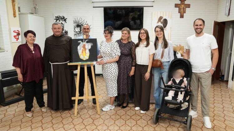 Prva samostalna izložba slika Matee Primorac predstavljena u dvorani župe Krista Kralja u Čitluku