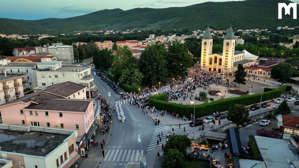 Tijelovska procesija s Presvetim Oltarskim Sakramentom ulicama Međugorja
