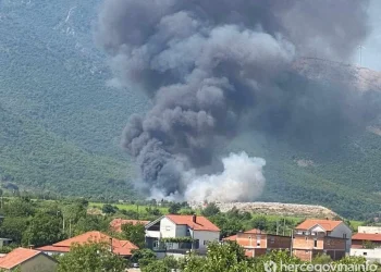 Veliki požar na mostarskoj deponiji Uborak, gore i objekti, pogoršana kvaliteta zraka u Mostaru