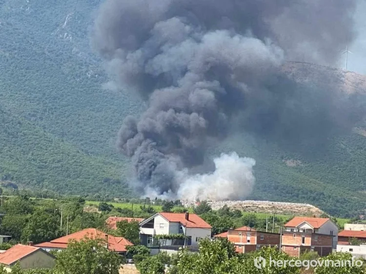 Veliki požar na mostarskoj deponiji Uborak, gore i objekti, pogoršana kvaliteta zraka u Mostaru