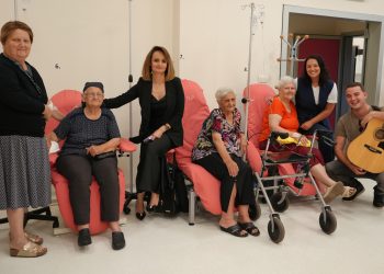 Na nekoliko sati zaboravili su bolest: Pjesma, zagrljaji i osmijesi ispunili Odjel onkologije u Mostaru