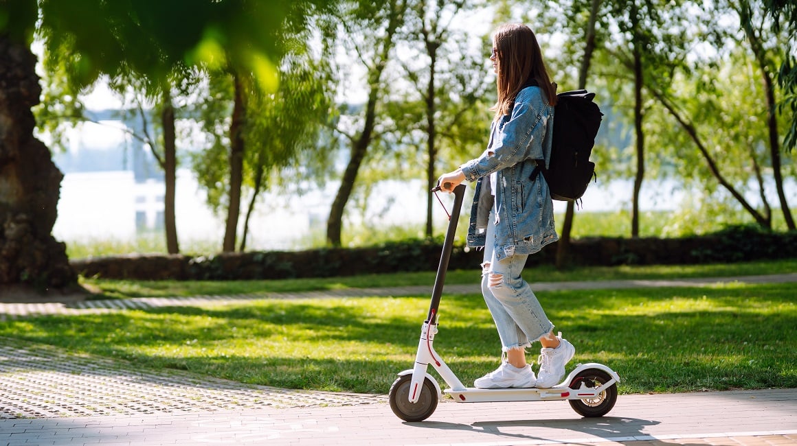 Vozače električnih romobila u BiH čekaju nova pravila: Obvezne kacige, dobna granica i kazne Vozače električnih romobila u BiH čekaju nova pravila: Obvezne kacige, dobna granica i kazne
