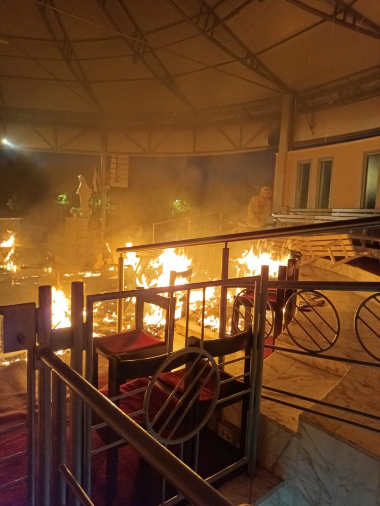 U Međugorju tijekom noći zapaljen vanjski oltar, vandalizirani vjerski objekti