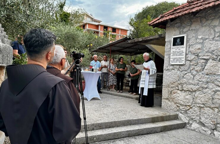 Postavljena spomen-ploča na rodnoj kući fra Kvirina Vasilja u Međugorju