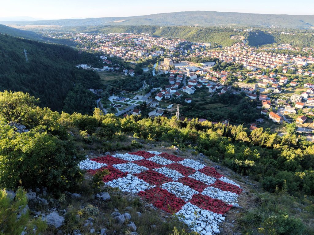 Vraćen sjaj jednom od simbola Širokog Brijega – završeni radovi na uređenju hrvatskog grba