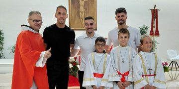 Vasilj, Katić i Bašić u sarajevskoj crkvi primili blagoslov od župnika fra Danijela Rajića uoči nastupa na SP-u