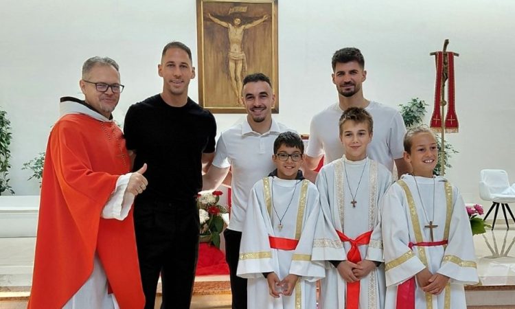 Vasilj, Katić i Bašić u sarajevskoj crkvi primili blagoslov od župnika fra Danijela Rajića uoči nastupa na SP-u