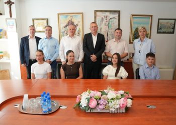 OPĆINA ČITLUK Učenici generacije nagrađeni prigodnima nagradama na prijemu kod načelnika