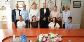OPĆINA ČITLUK Učenici generacije nagrađeni prigodnima nagradama na prijemu kod načelnika