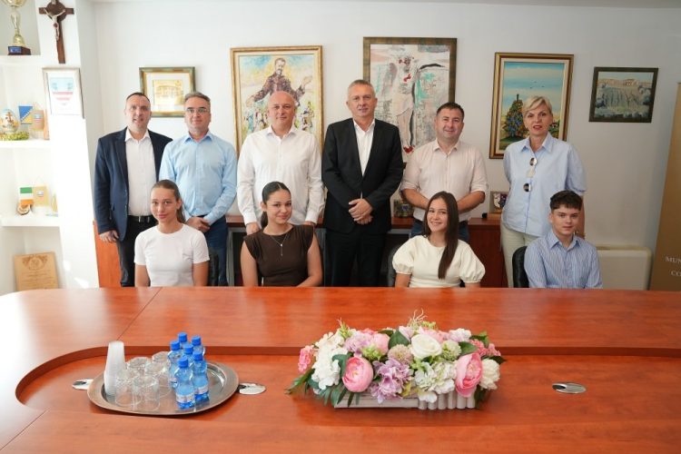 OPĆINA ČITLUK Učenici generacije nagrađeni prigodnima nagradama na prijemu kod načelnika