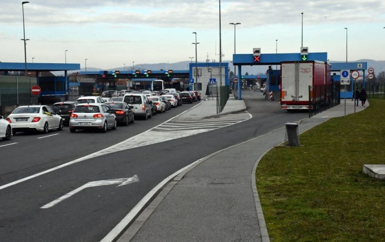 VIDEO | Pojačan promet i duža čekanja na izlazu iz BiH