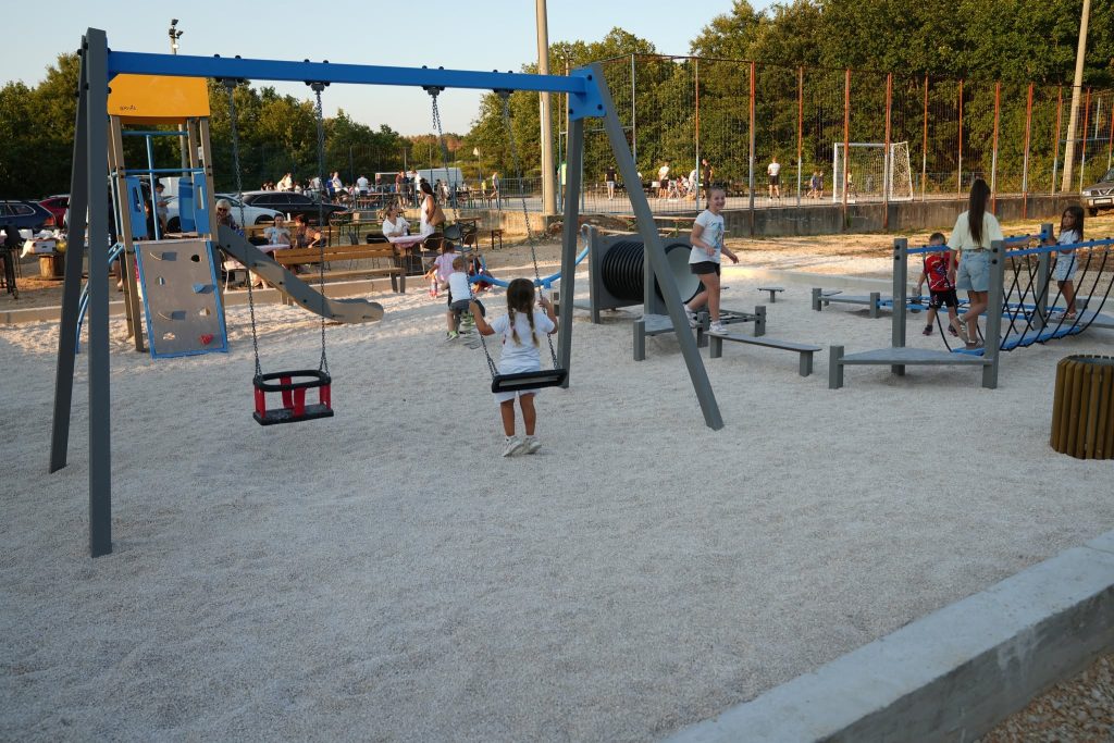 MZ SLUŽANJ | Proslava završetka radova na uređenju dječjeg igrališta