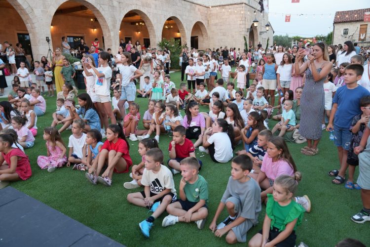 PRVA VEČER ETNOFESTA DIDAK OKUPILA DJECU I OBITELJI | Večer tradicije, običaja i hercegovačke baštine
