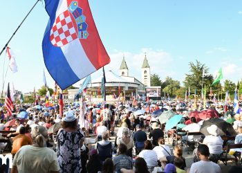 POČEO 37. MLADIFEST Nuncij Chullikatt: “Papa vas potiče da ne pristajete na prolaznu sreću”
