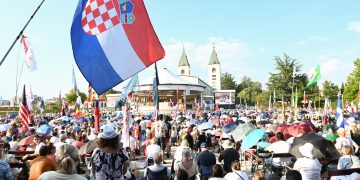 POČEO 37. MLADIFEST Nuncij Chullikatt: “Papa vas potiče da ne pristajete na prolaznu sreću”