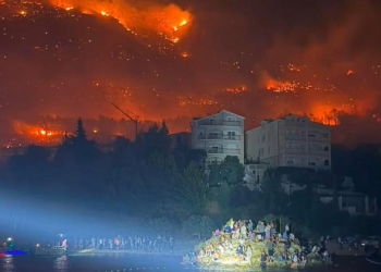 VELIKI POŽAR KOD OMIŠA | 36 ozlijeđenih, izgorjele kuće, vozila i velike površine