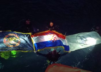 31 METAR ZA 31 GODINU SLOBODE | Hrvatska zastava spuštena u more u znak sjećanja na Oluju