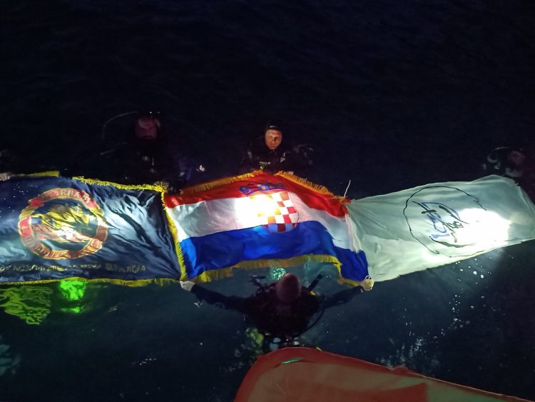 31 METAR ZA 31 GODINU SLOBODE | Hrvatska zastava spuštena u more u znak sjećanja na Oluju